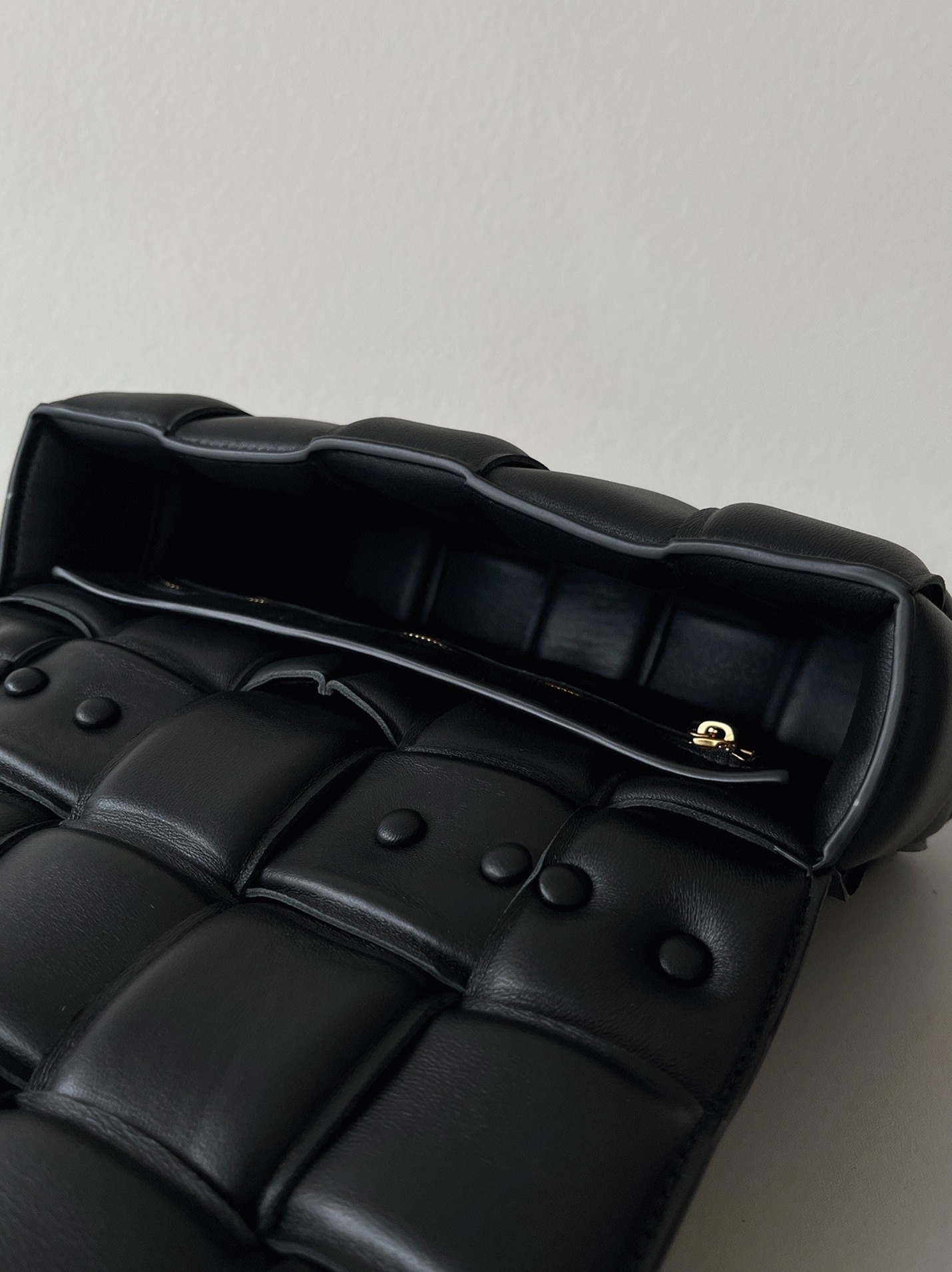 Top Quality Replica B0tt*ga Ven*ta Chain Cassette Bag In Black