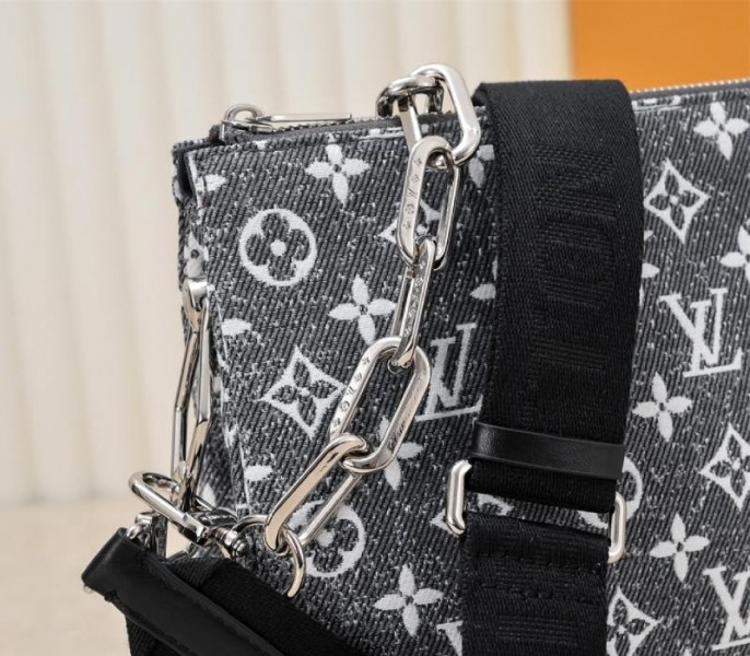 l0vis vvtt0n jacquard De*1m coussin pm bag in black