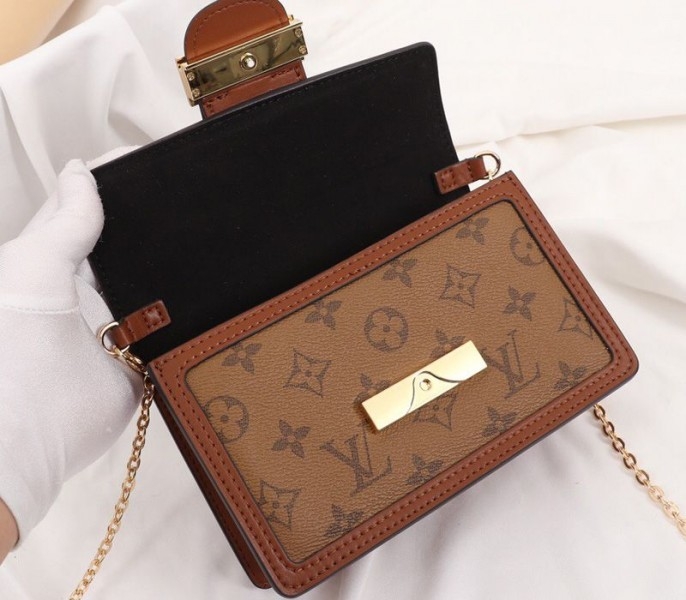 L0vis Vvtt0n Monogram Reverse Canvas Dauphine Chain Wallet