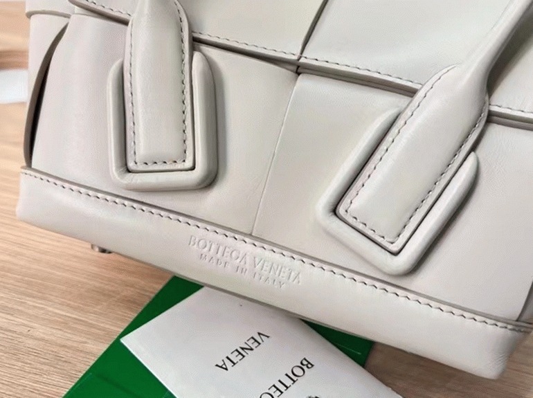 Top Quality Fake B0tt*ga Ven*ta Arco Mini Bag In White