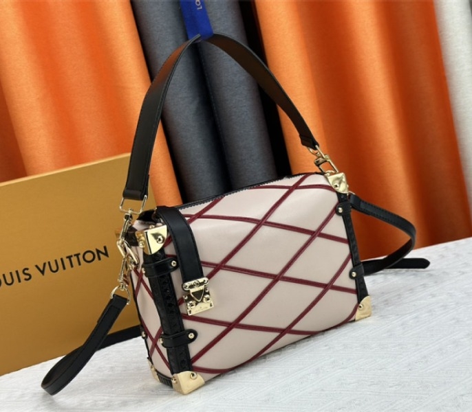 L0vis Vvtt0n Malletage Leather Side Trunk MM In Beige And Red