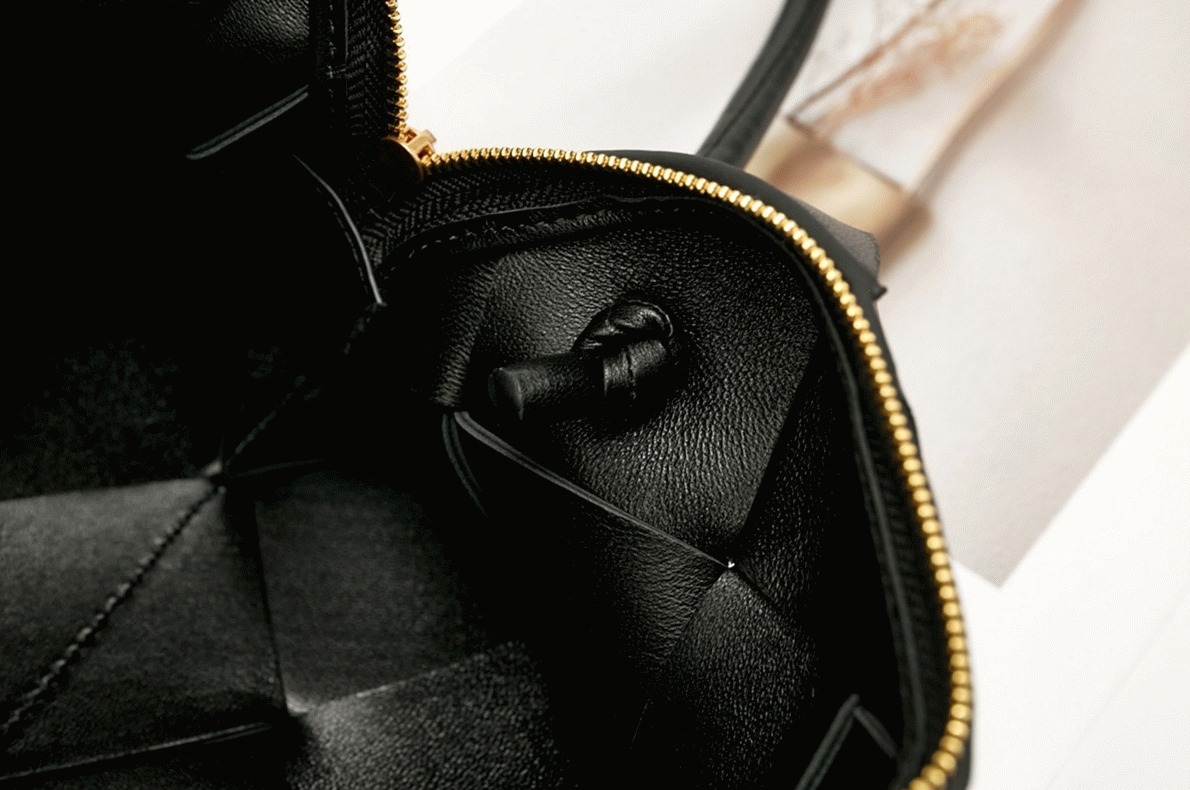 Fake B0tt*ga Ven*ta Small Cassette Camera Bag Black