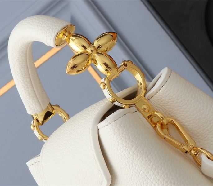 L0vis Vvtt0n Capucines Mini Capucines Handbag In Quartz White