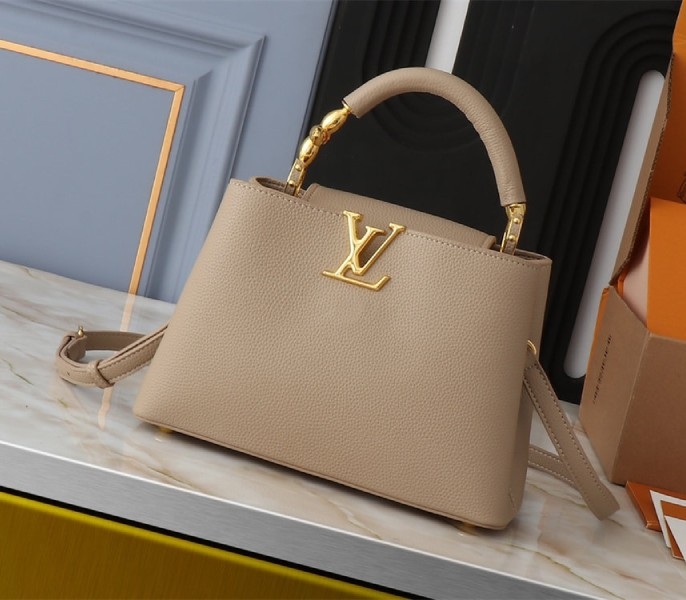 L0vis Vvtt0n Capucines BB Handbag In Galet Gray