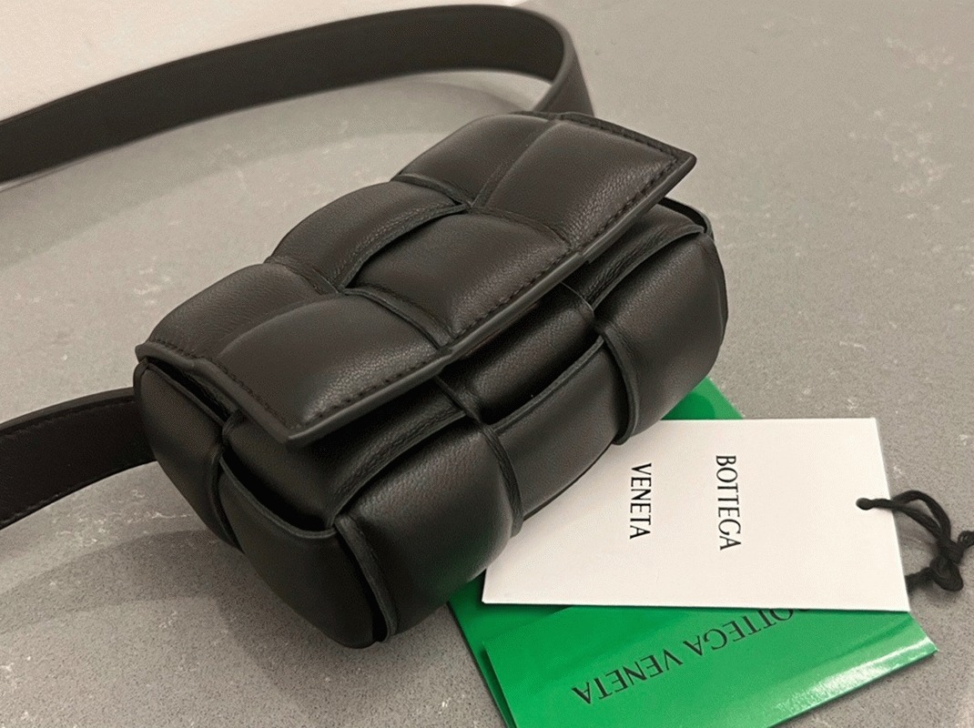 Top Quality Replica B0tt*ga Ven*ta Candy Padded Cassette Bag In Black