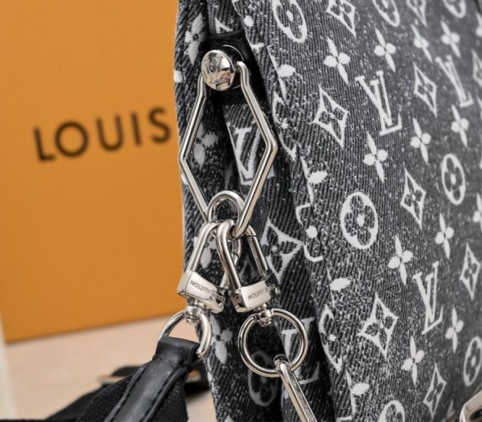 l0vis vvtt0n jacquard De*1m coussin pm bag in black