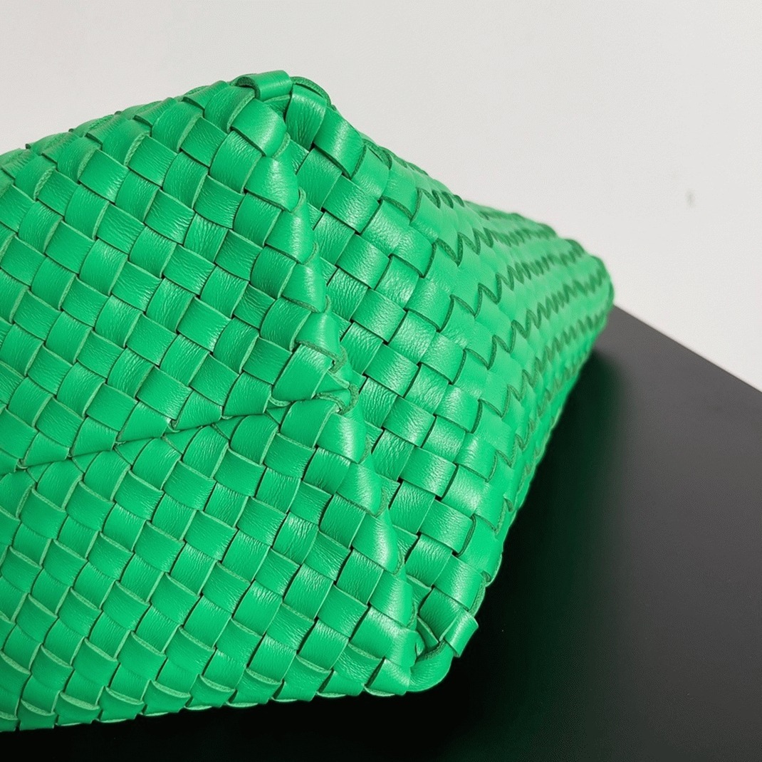 Top Quality Fake B0tt*ga Ven*ta Cabat Medium Bag In Green Intrecciato Lambskin