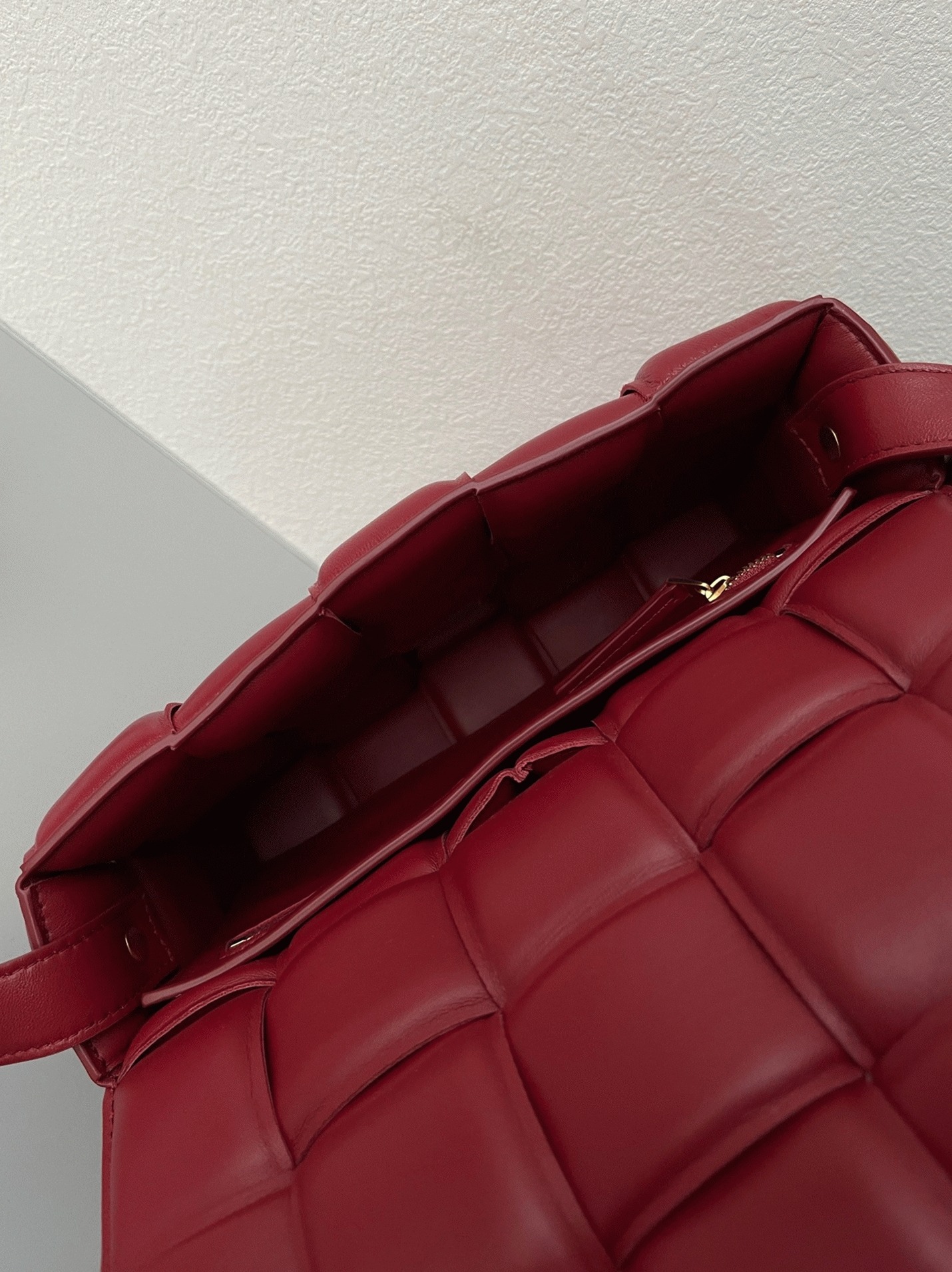 Top Quality Faux B0tt*ga Ven*ta Padded Cassette Bag In Dark Red