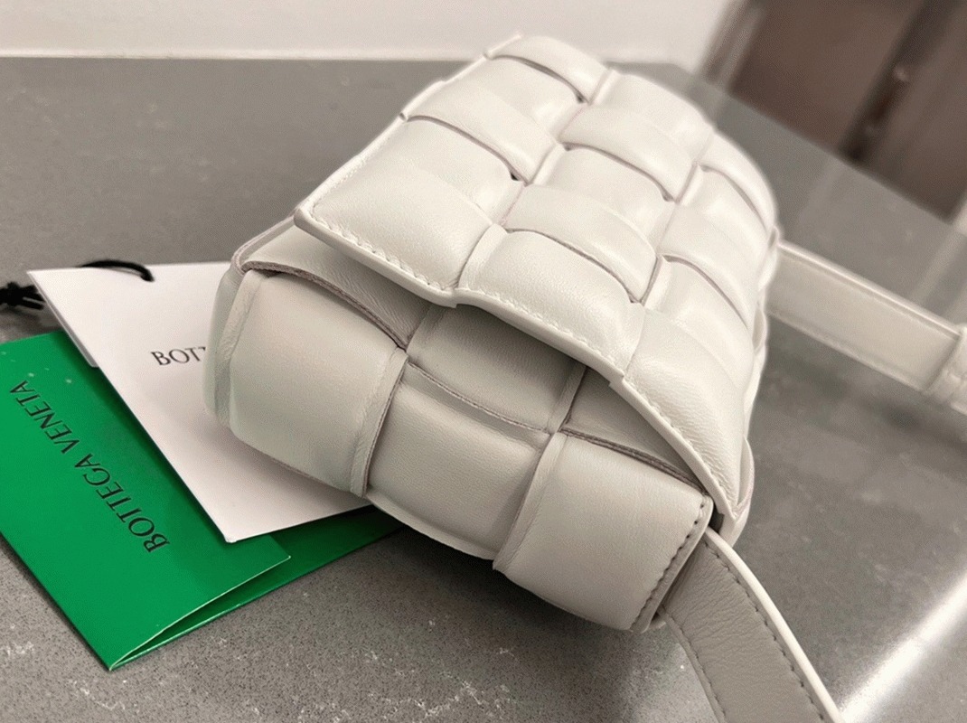 Fake B0tt*ga Ven*ta Small Padded Cassette Bag White