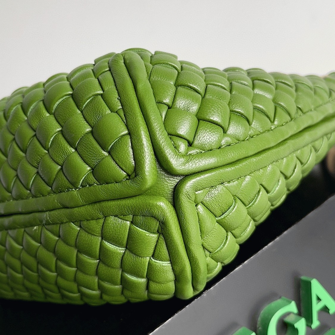 Fake B0tt*ga Ven*ta Clicker Small Bag Avocado