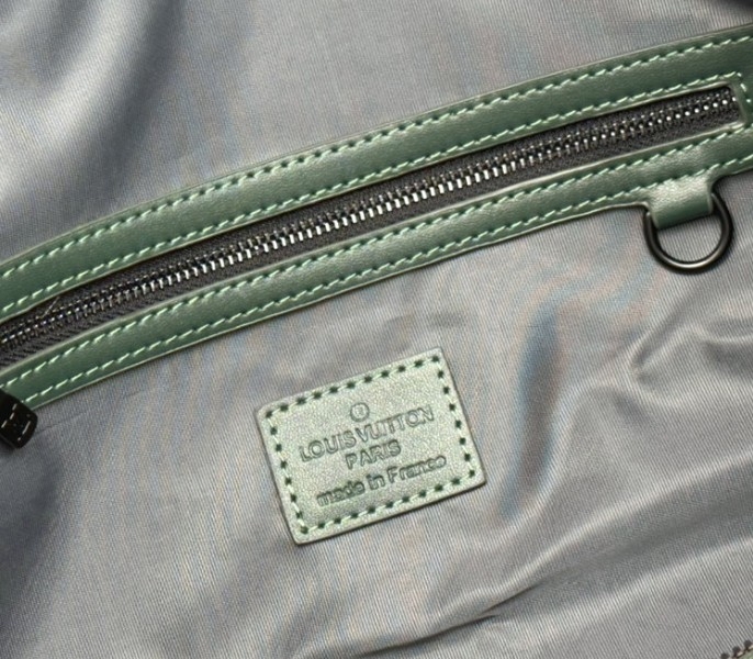 L0vis Vvtt0n Taurillon Leather Keepall Bandouliere 50 In Borneo Green