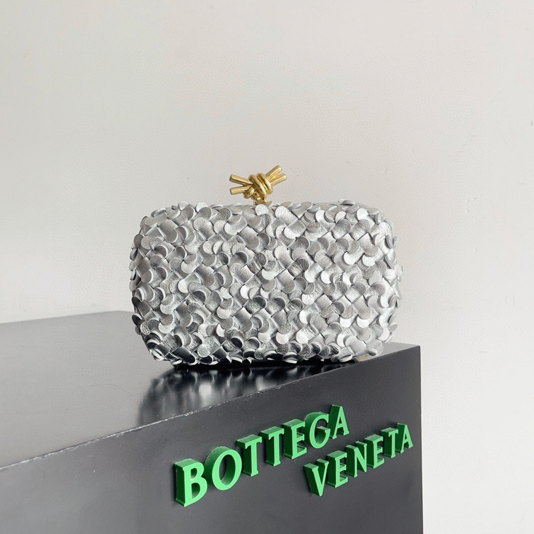 Replica B0tt*ga Ven*ta Knot Minaudiere Clutch Silver Sequins