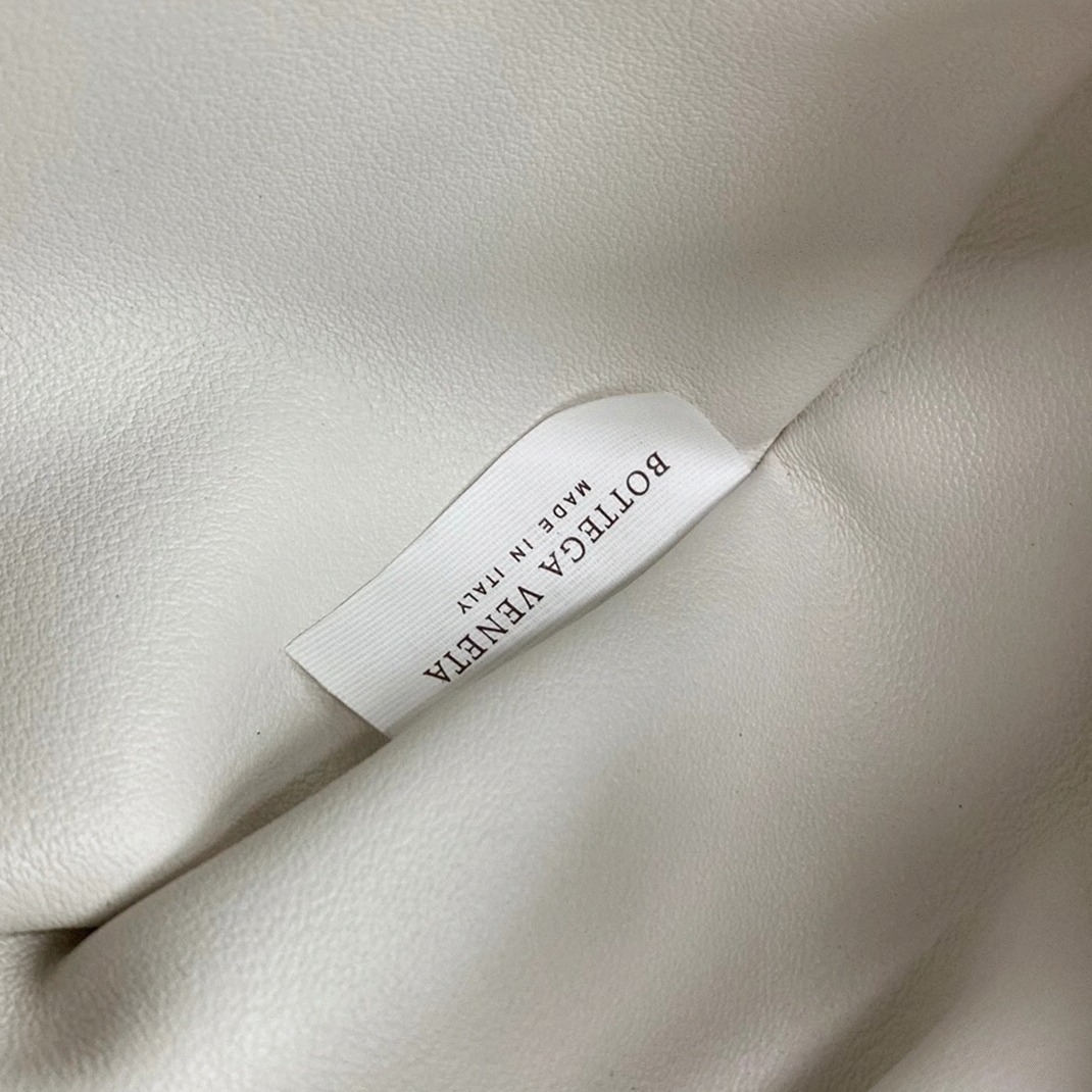 Fake B0tt*ga Ven*ta The Pouch Belt Bag White