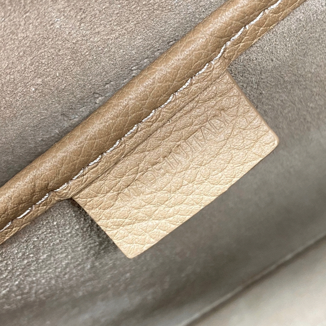 ce1i*e nano lU*gage tote bag knockoff in dune