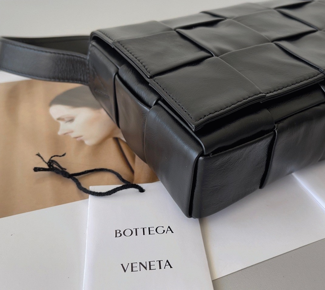 Top Quality Replica B0tt*ga Ven*ta Cassette Bag In Black