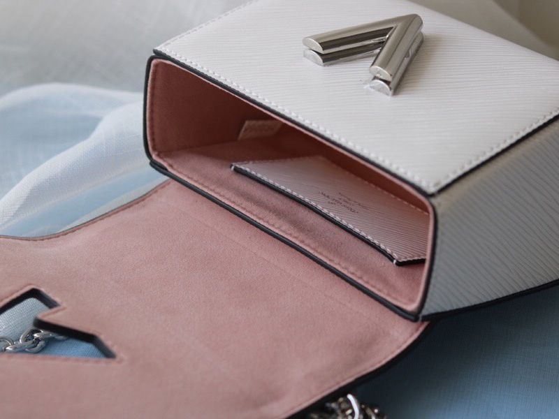 L0vis Vvtt0n Epi Leather Twist Mini Bag In Off-White