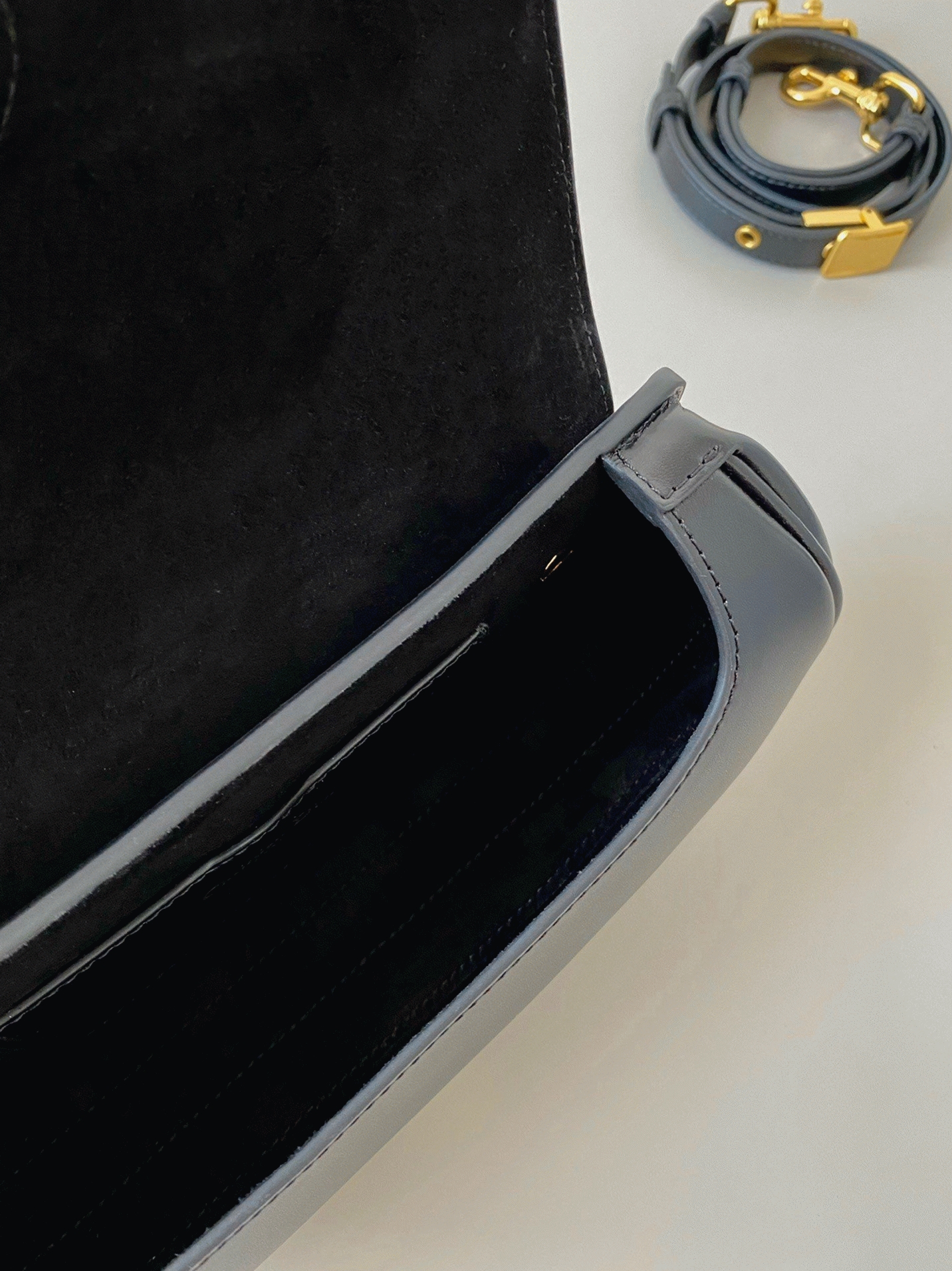 D10r Bobby East-West Bag Imitation in Black