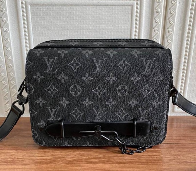 L0vis Vvtt0n Taurillon Leather Steamer Messenger Bag