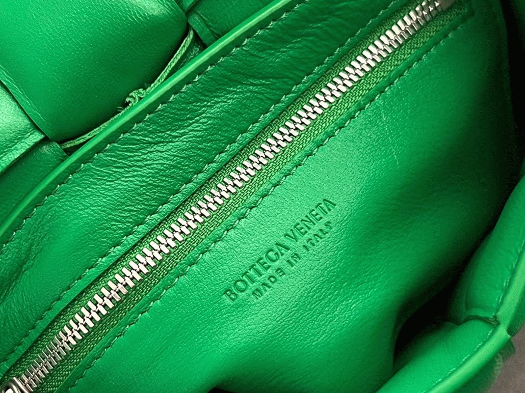 Replica B0tt*ga Ven*ta Small Padded Cassette Bag Parakeet