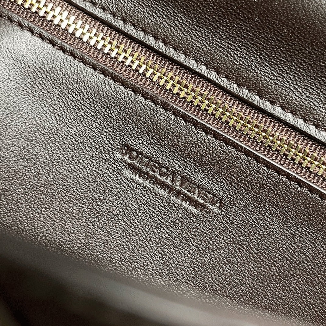 Replica B0tt*ga Ven*ta Andiamo Clutch with Handle Fondant