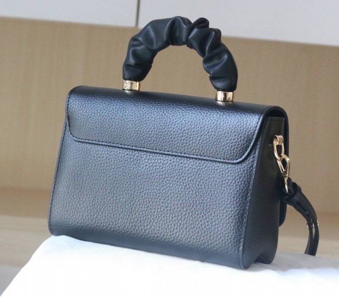 L0vis Vvtt0n Taurillon Leather Twist MM Scrunchie Handle In Black