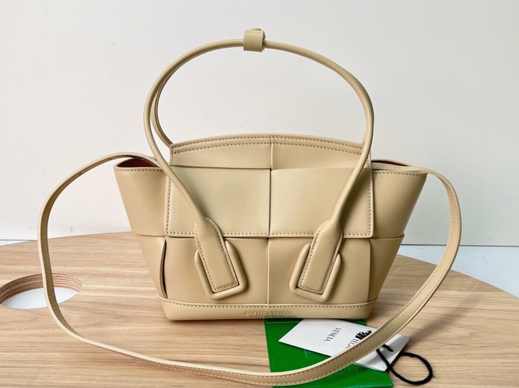 Top Quality Fake B0tt*ga Ven*ta Arco Mini Bag In Beige Intrecciato Calfskin