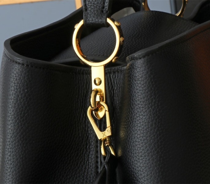 L0vis Vvtt0n Capucines GM Souple Handbag In Black