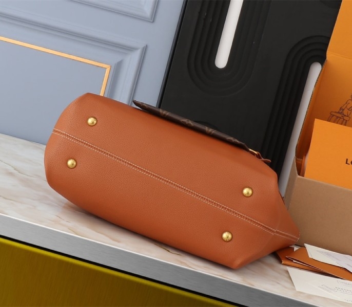 L0vis Vvtt0n Low Key Cabas MM Bag In Cognac Brown