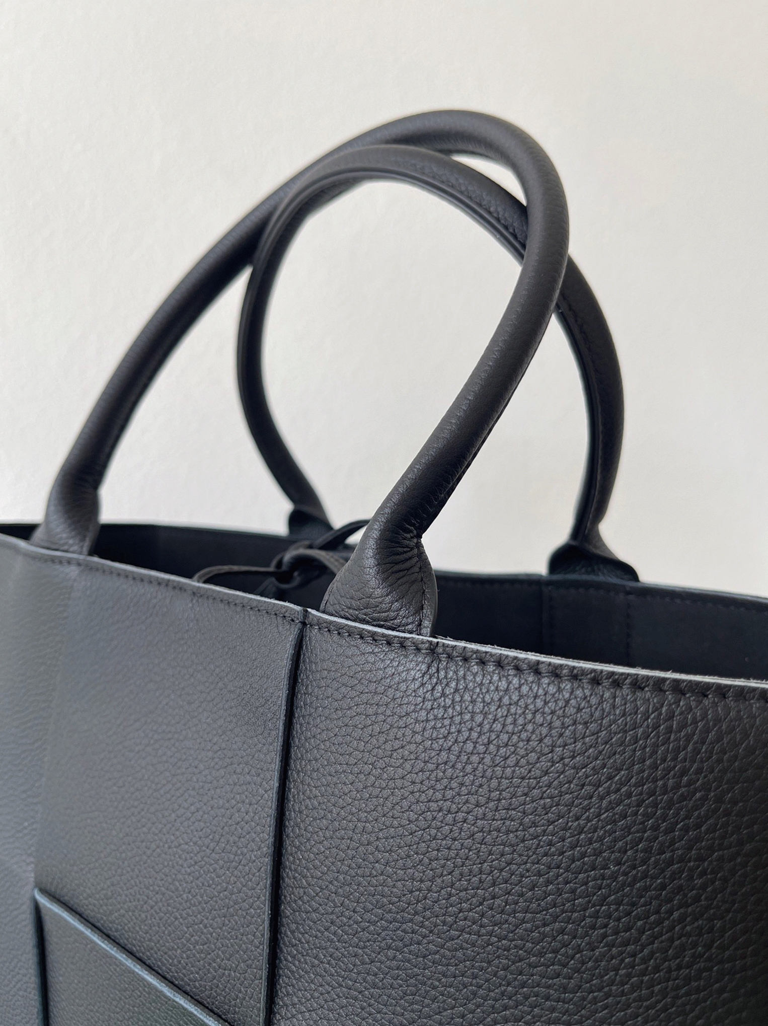Fake B0tt*ga Ven*ta Arco Medium Tote Black Intrecciato Calfskin