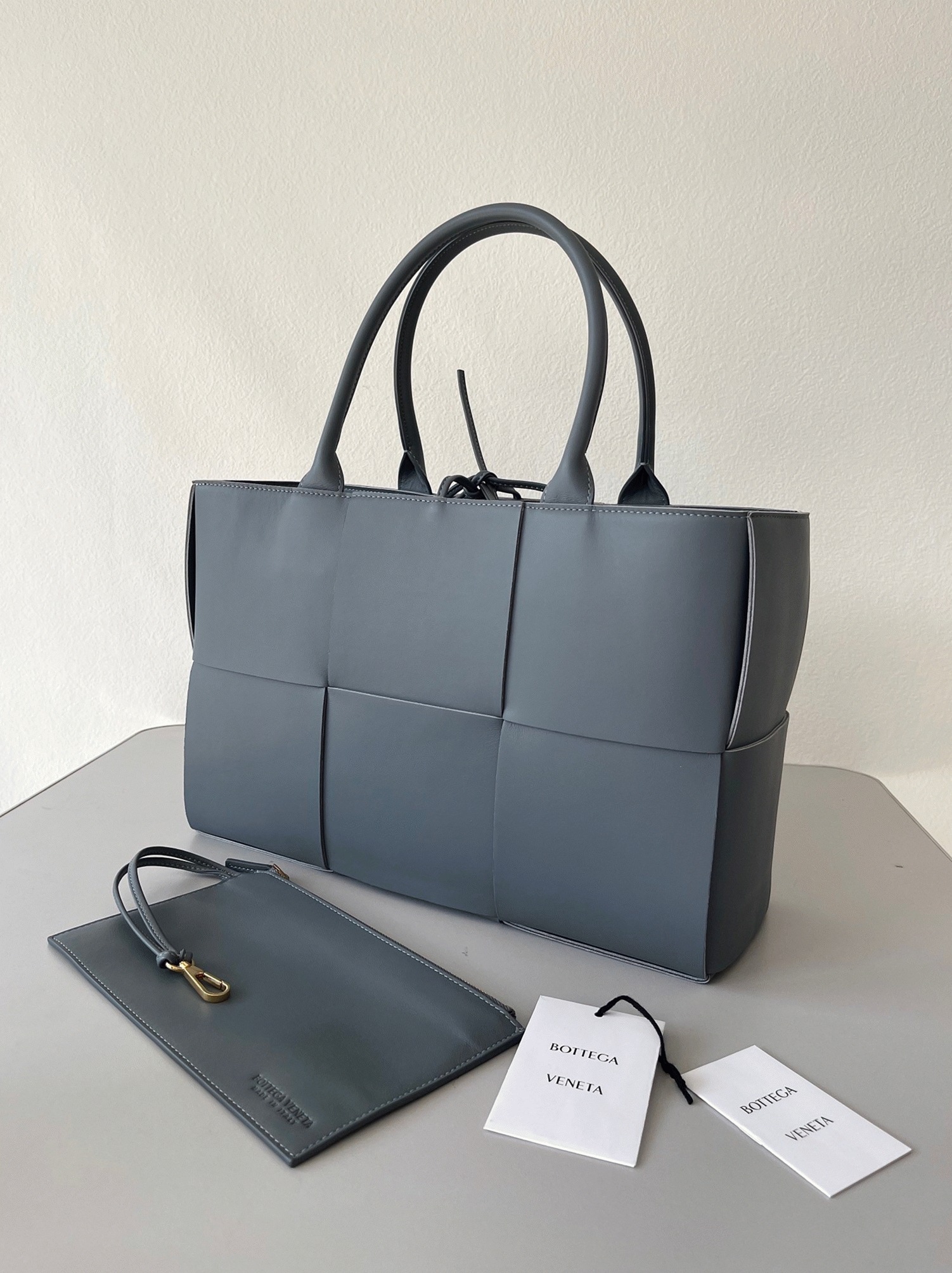Fake B0tt*ga Ven*ta Arco Medium Tote Thunder