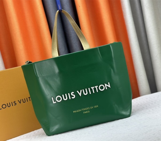 L0vis Vvtt0n Other Leathers Shopper Cabas MM Tote In Green