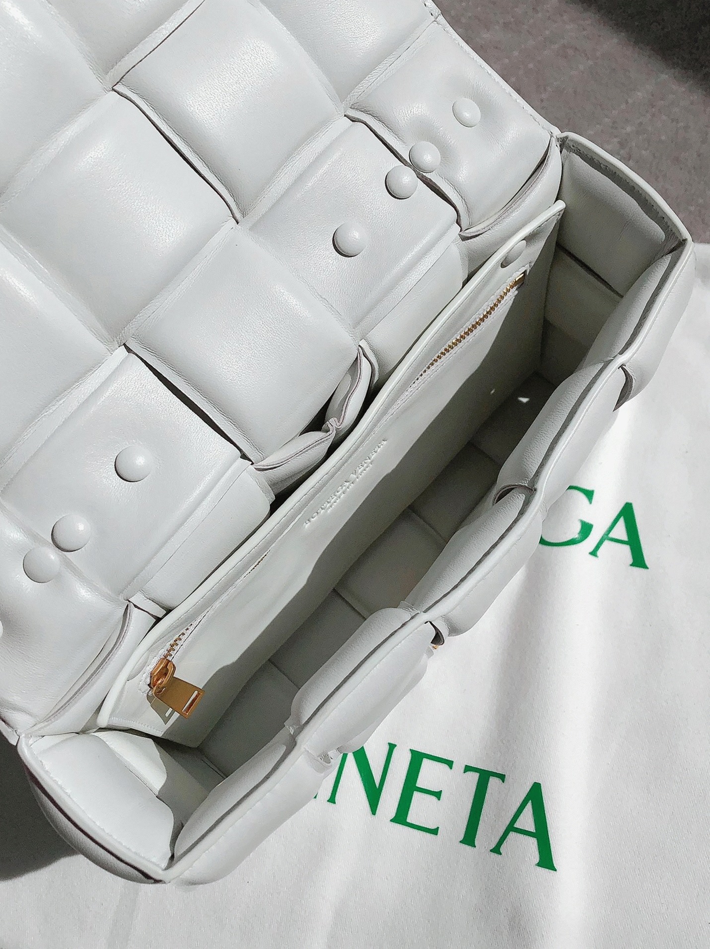 Top Quality Knockoff B0tt*ga Ven*ta Chain Cassette Bag In White