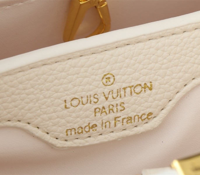 L0vis Vvtt0n Capucines BB Handbag In Quartz White