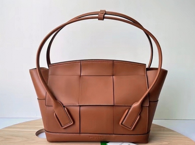 Top Quality Replica B0tt*ga Ven*ta Arco Mini Bag In Caramel Grained Leather