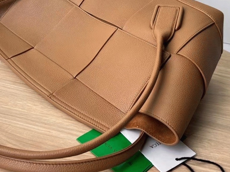 Top Quality Fake B0tt*ga Ven*ta Arco Medium Bag In Caramel